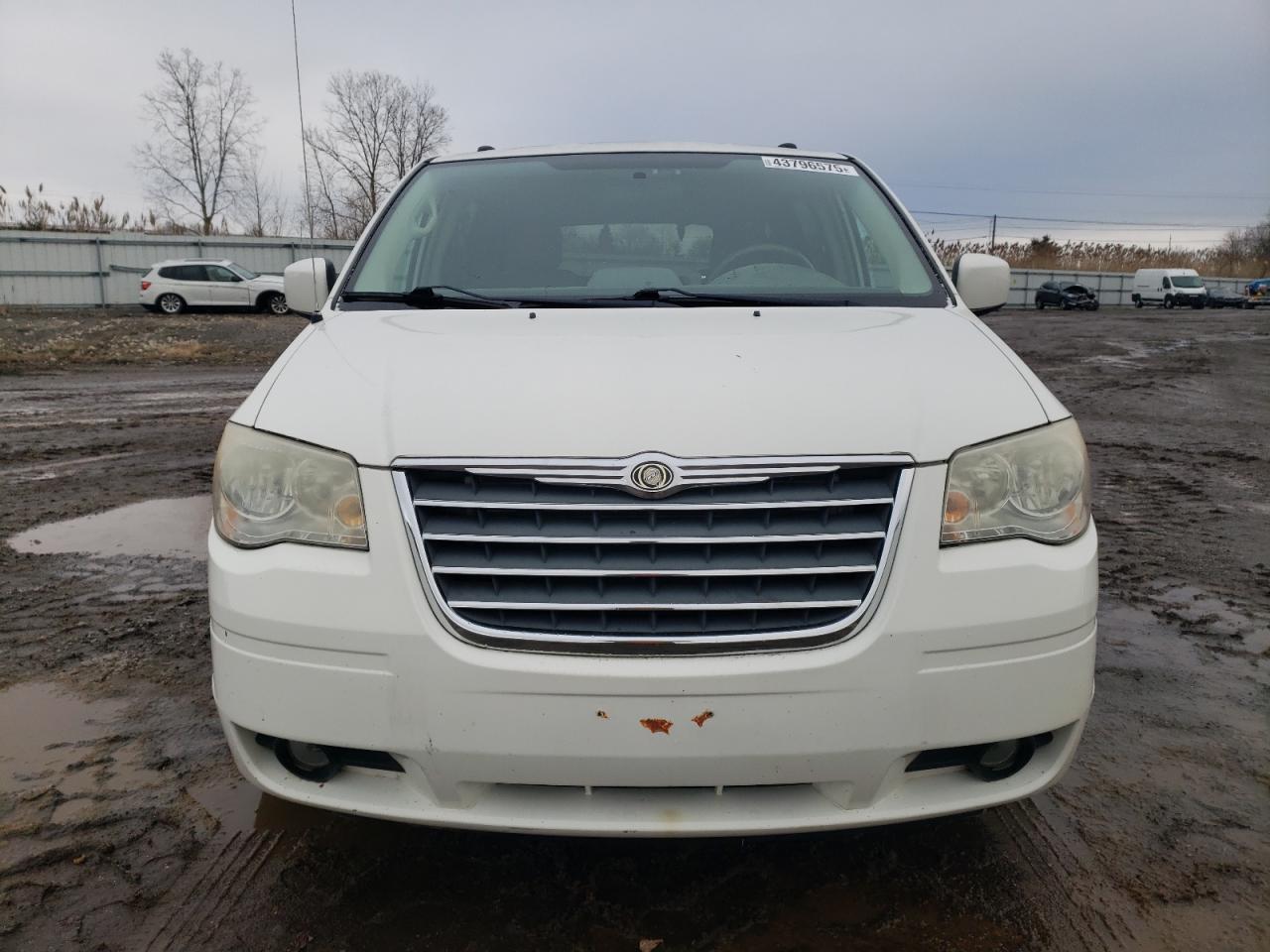 2010 Chrysler Town & Country - Image 5