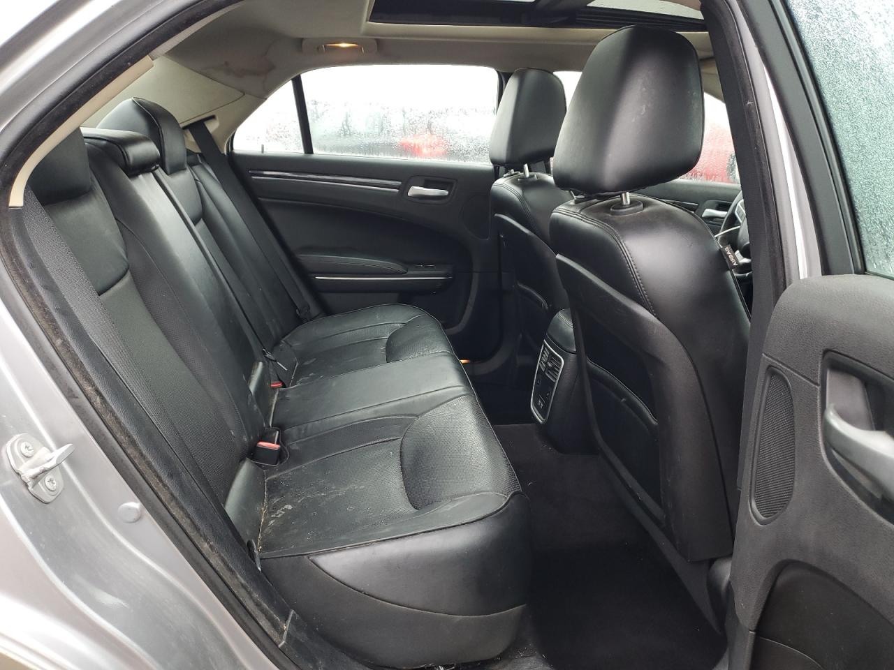 2017 Chrysler 300 - Image 10