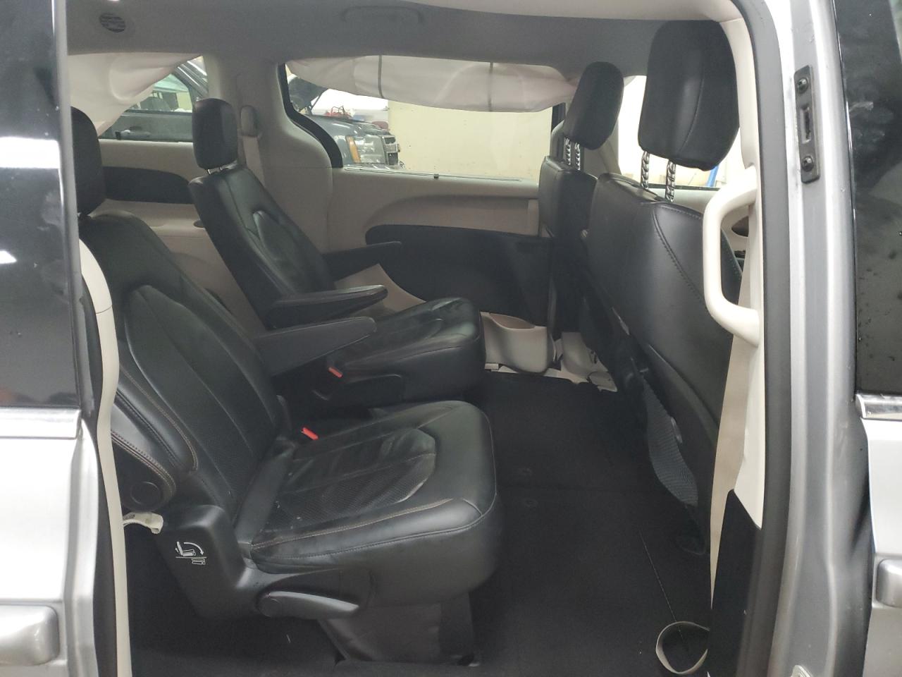 2018 Chrysler Pacifica - Image 11