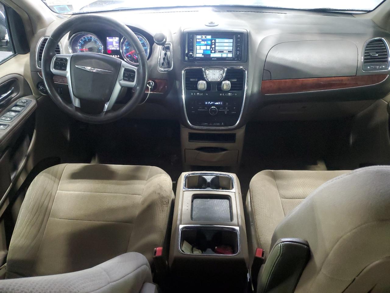 2013 Chrysler Town & Country - Image 8