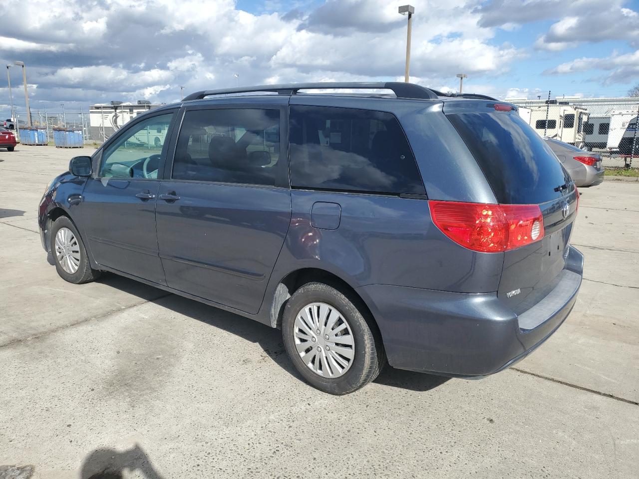 2010 Toyota Sienna - Image 2
