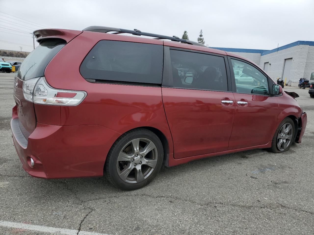 2017 Toyota Sienna - Image 3
