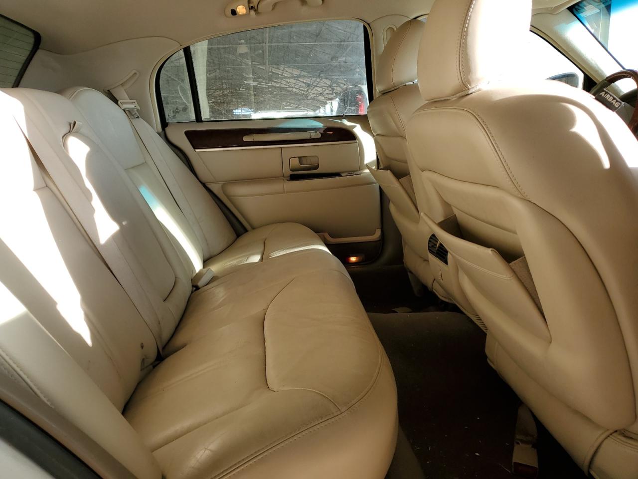 2005 Lincoln Town Car - Image 10
