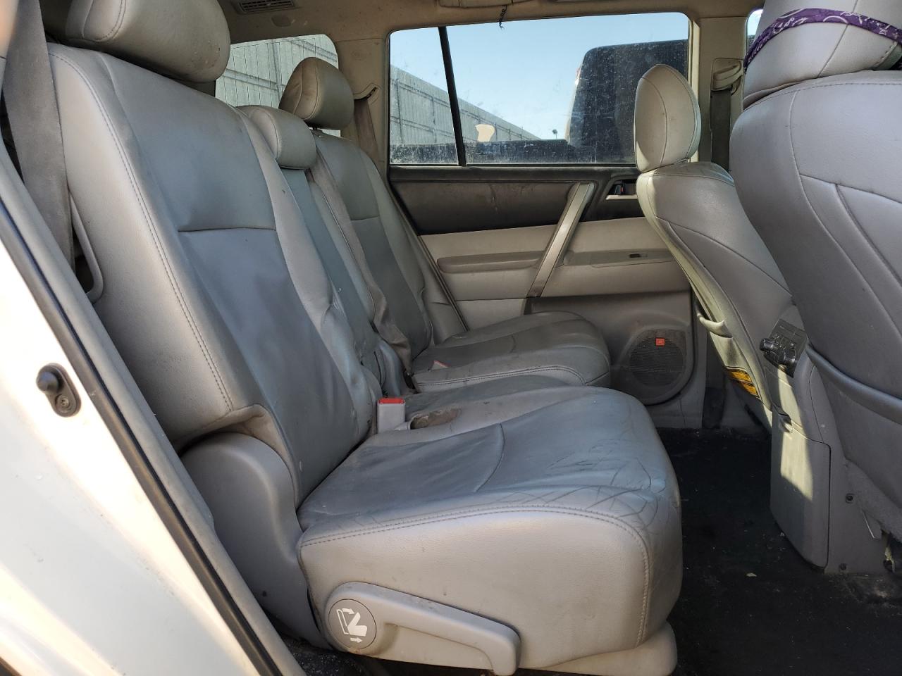 2012 Toyota Highlander - Image 11
