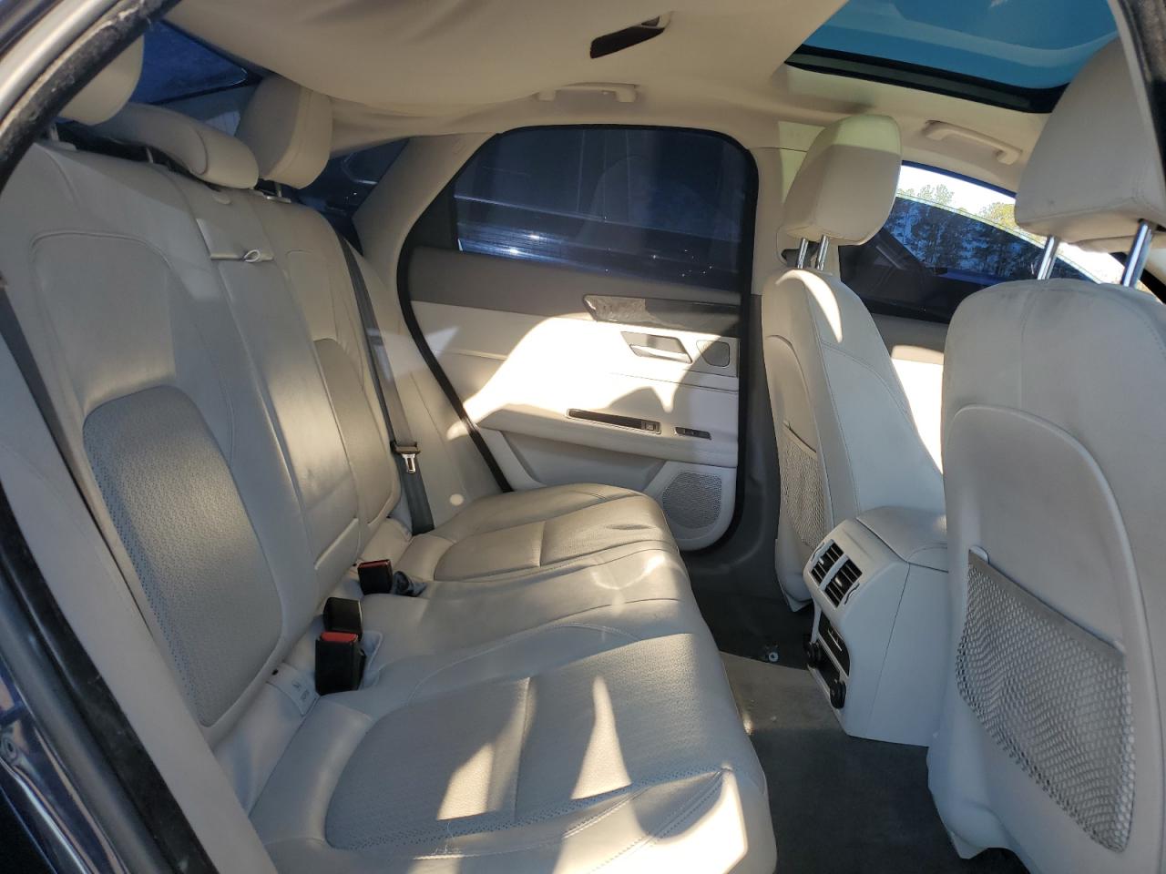 2016 Jaguar XF - Image 10