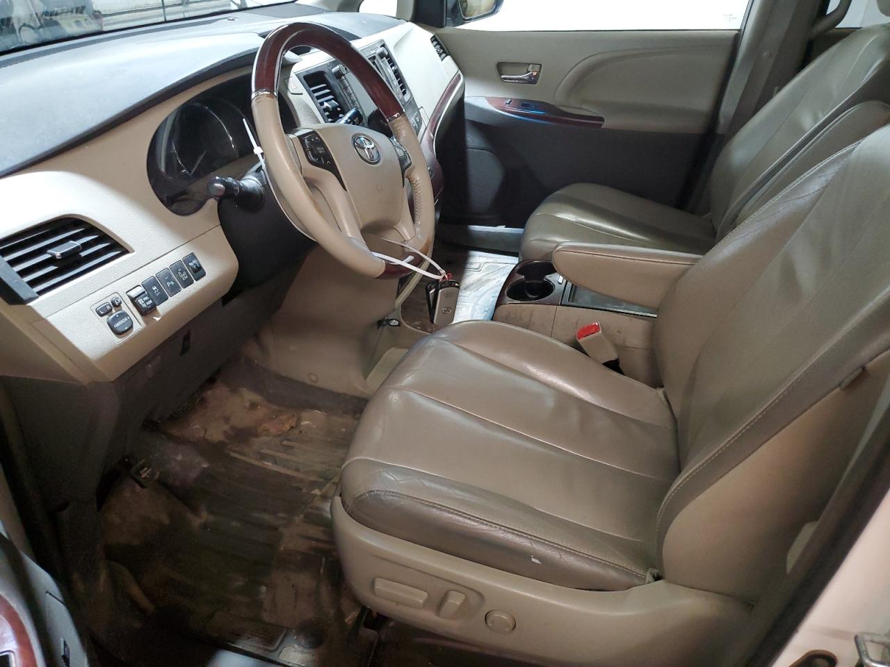 2013 Toyota Sienna - Image 7