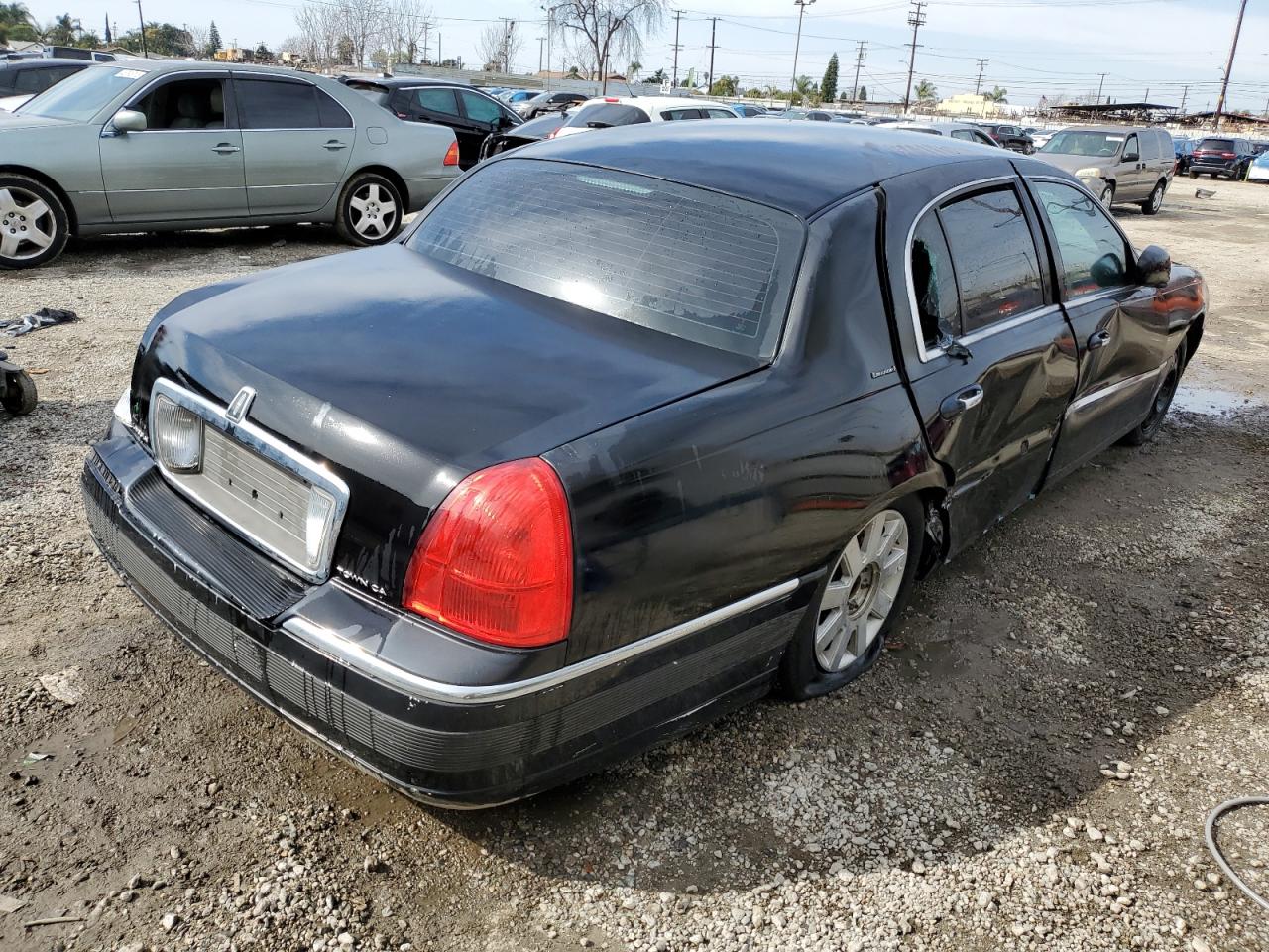2011 Lincoln Town Car - Image 3