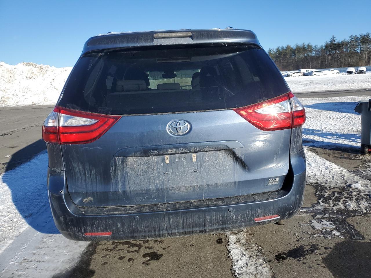 2017 Toyota Sienna - Image 6