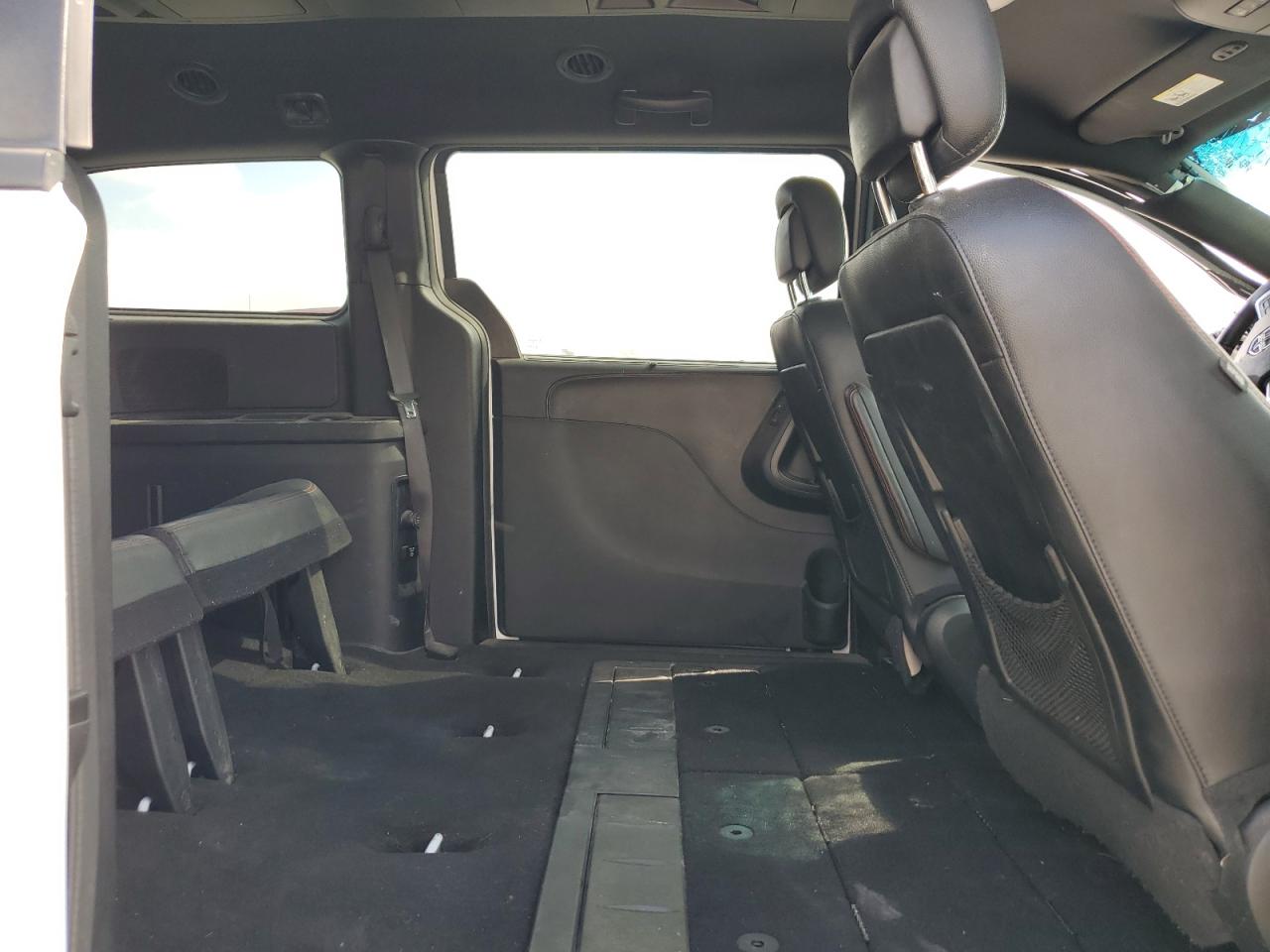 2018 Dodge Caravan - Image 11