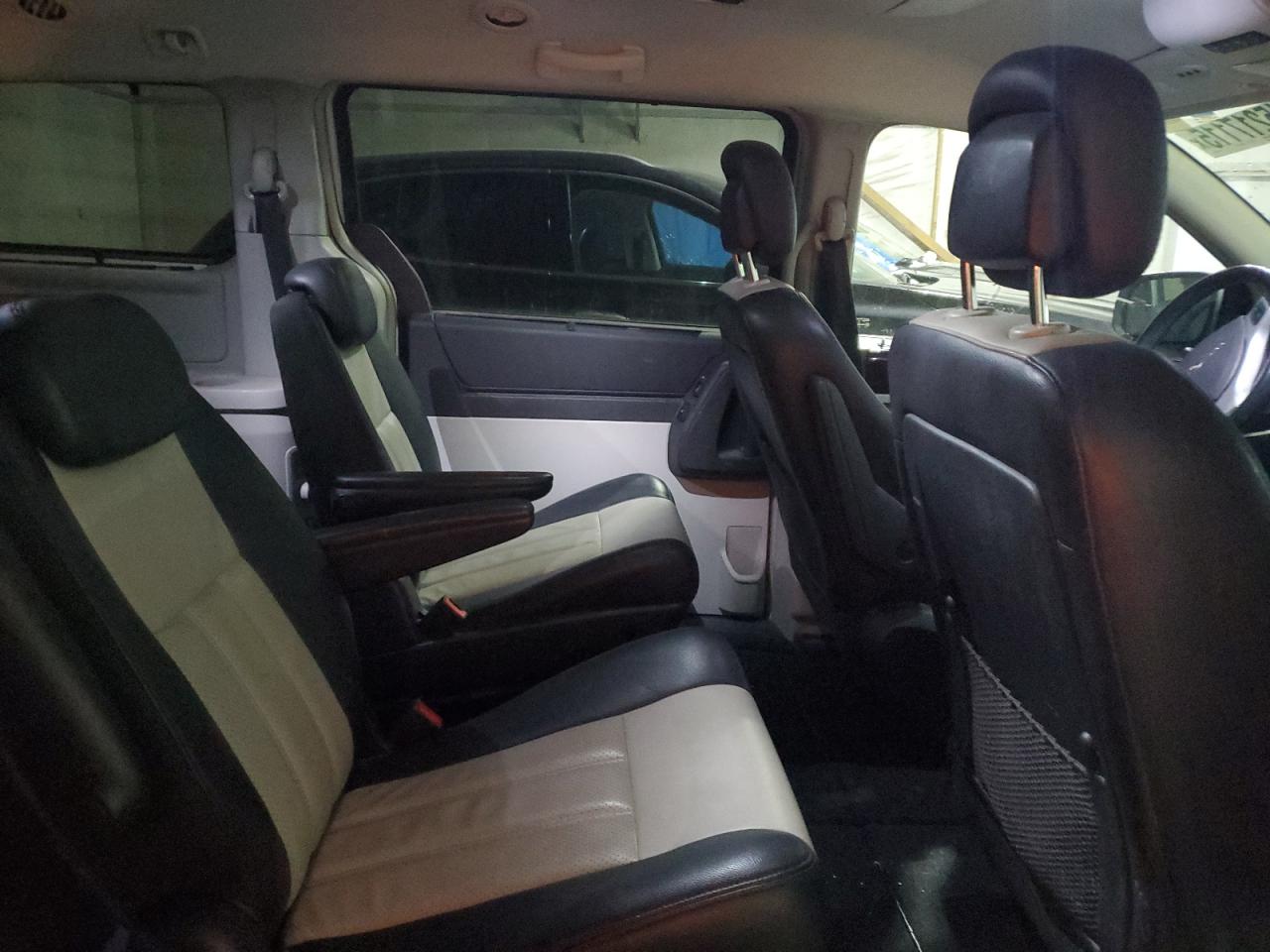 2010 Chrysler Town & Country - Image 11