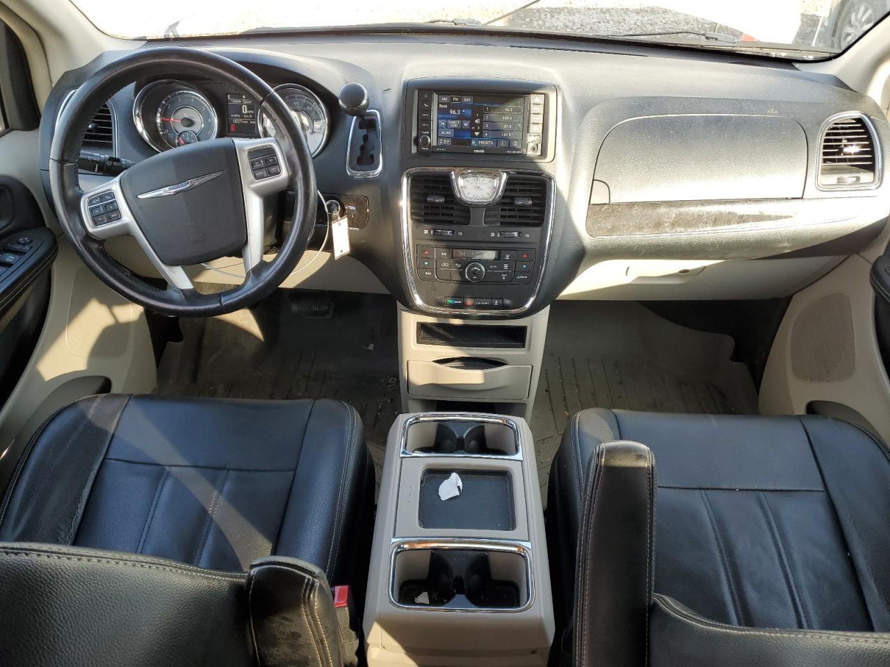 2014 Chrysler Town & Country - Image 8