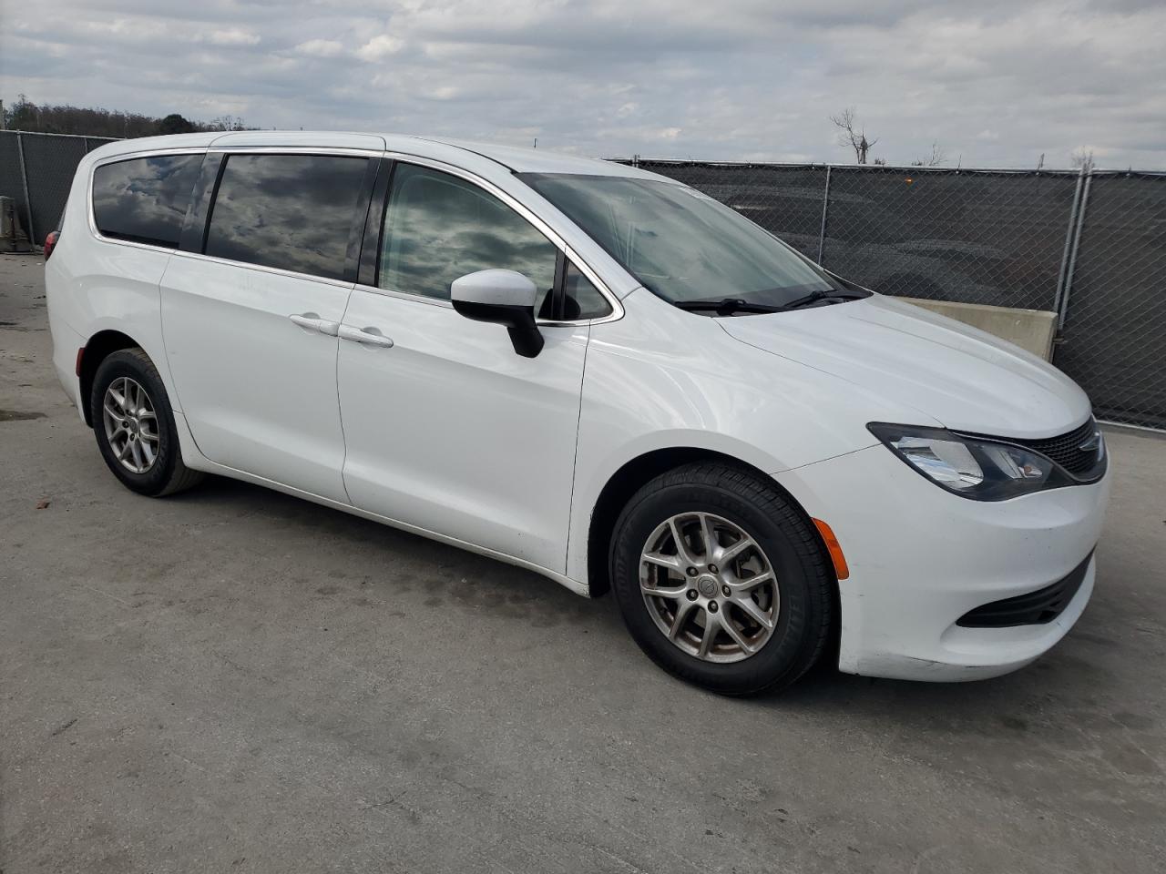 2017 Chrysler Pacifica - Image 4