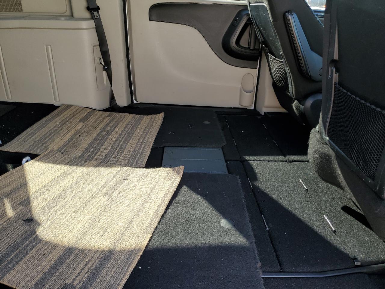 2020 Dodge Caravan - Image 11