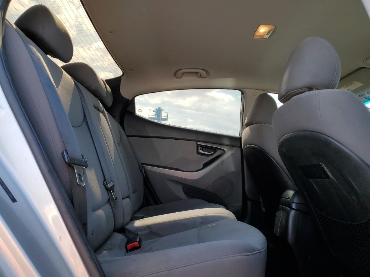 2016 Hyundai Elantra - Image 10
