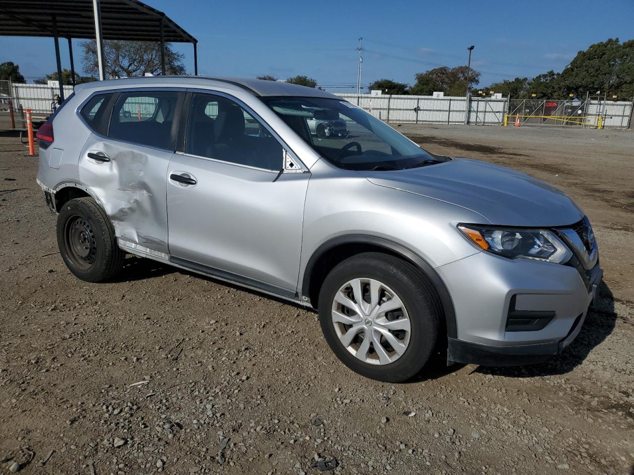 2017 Nissan Rogue - Image 4