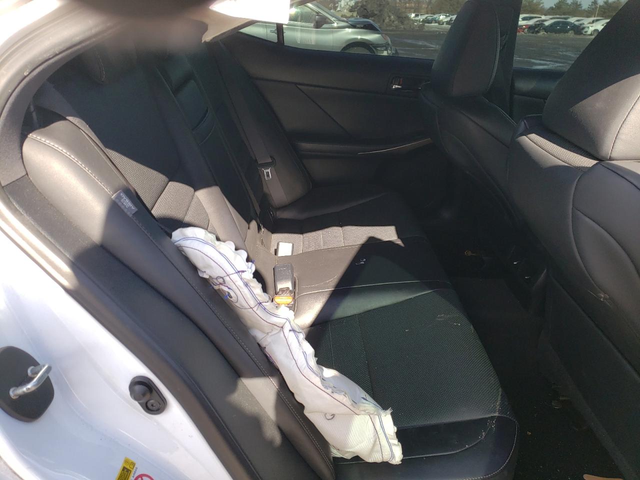 2016 Lexus IS - Image 11