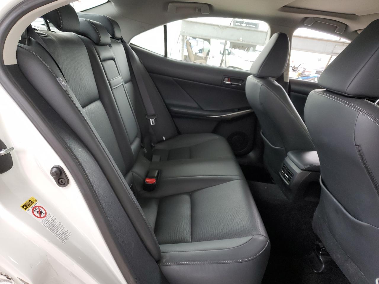 2016 Lexus IS - Image 10