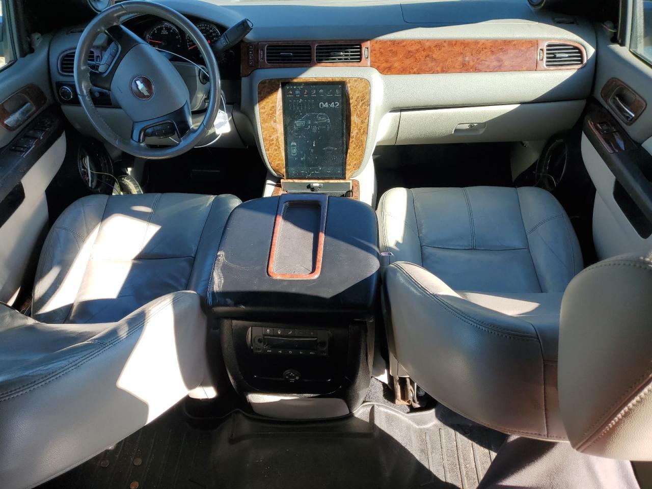 2010 Chevrolet Suburban - Image 8