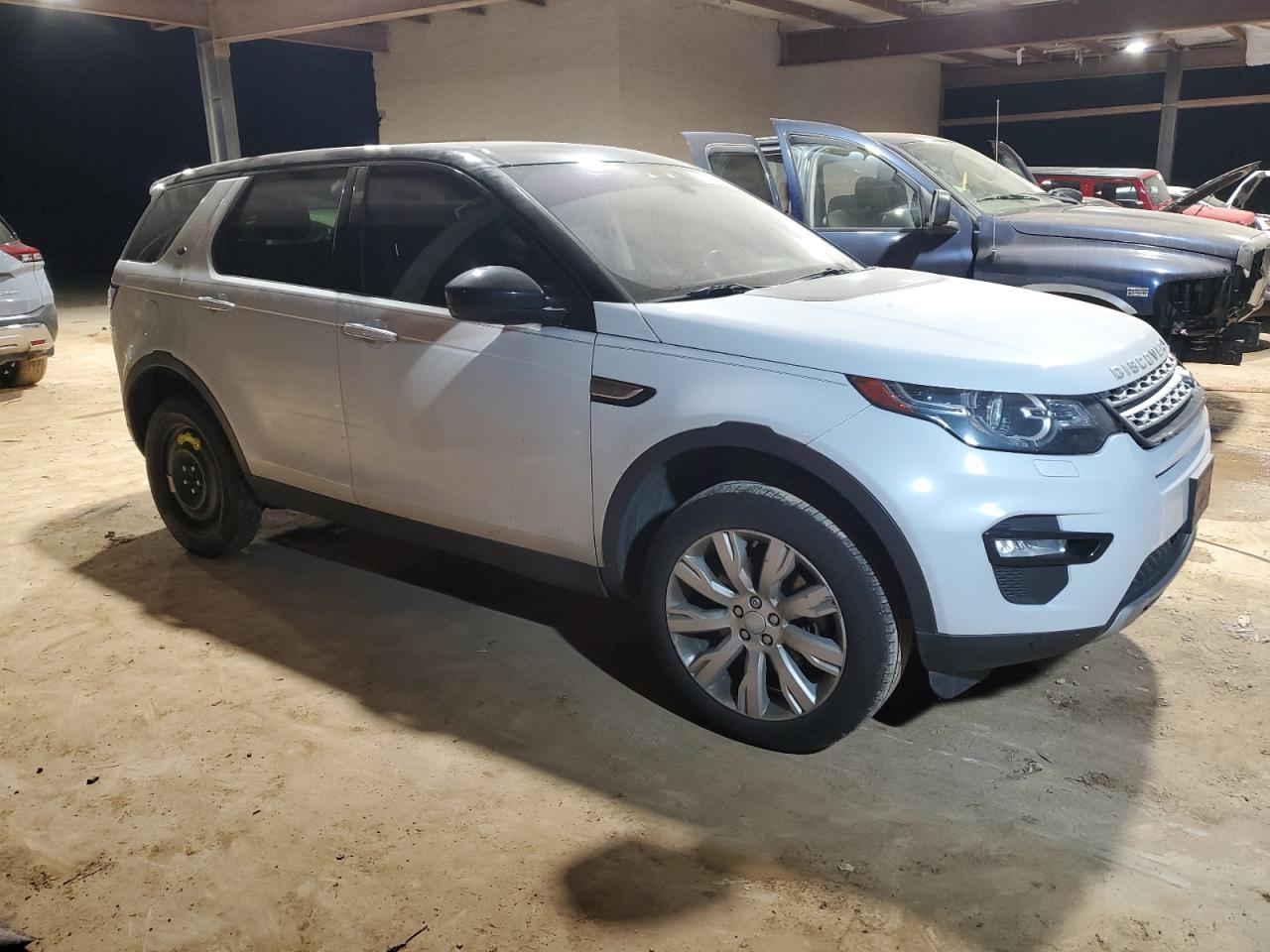 2017 Land Rover Discovery - Image 4