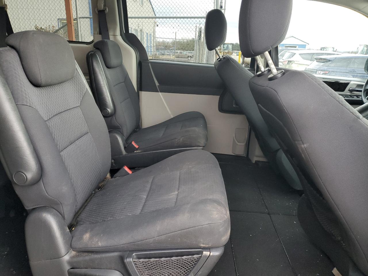 2010 Dodge Caravan - Image 11