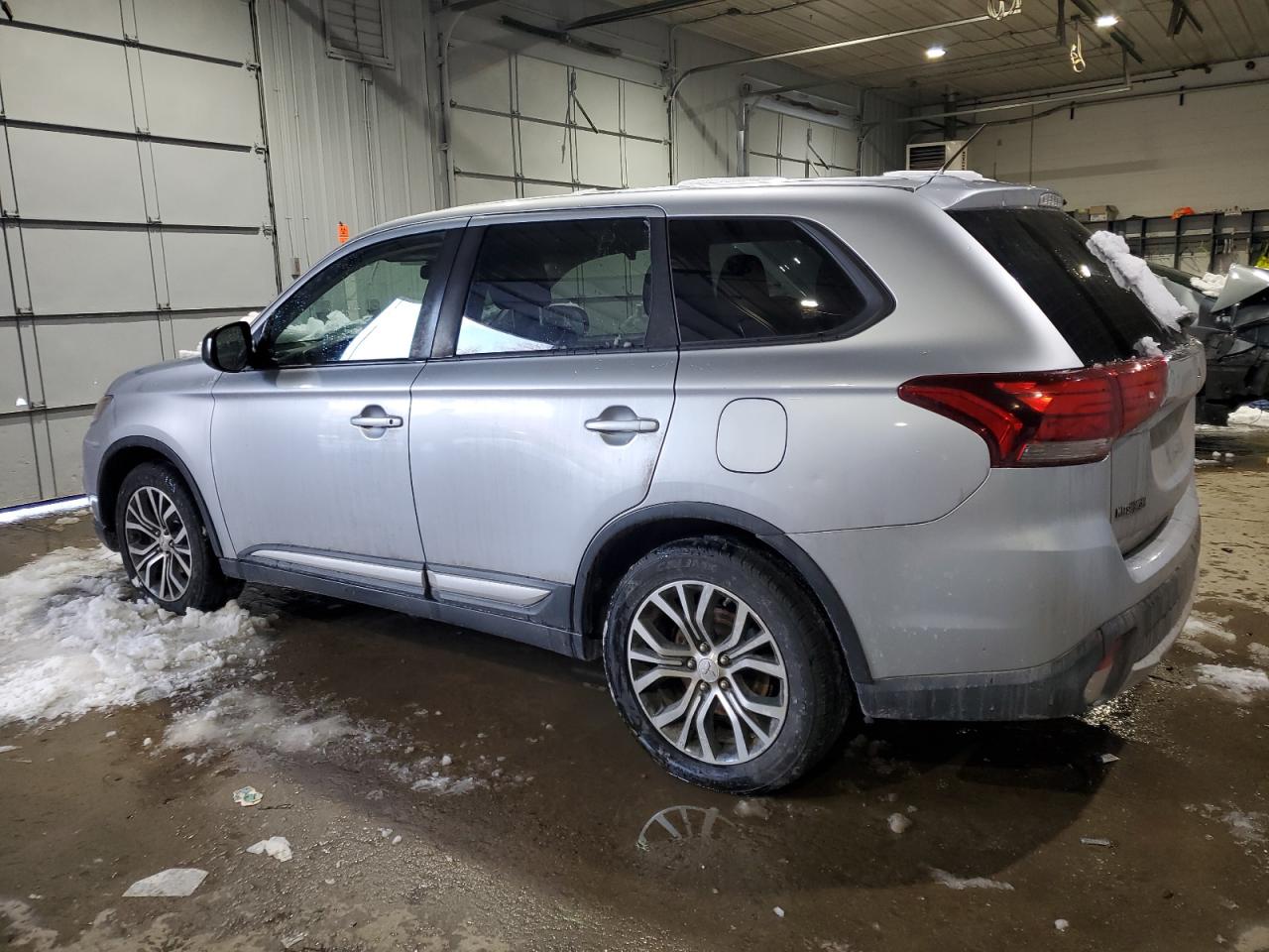 2016 Mitsubishi Outlander - Image 2