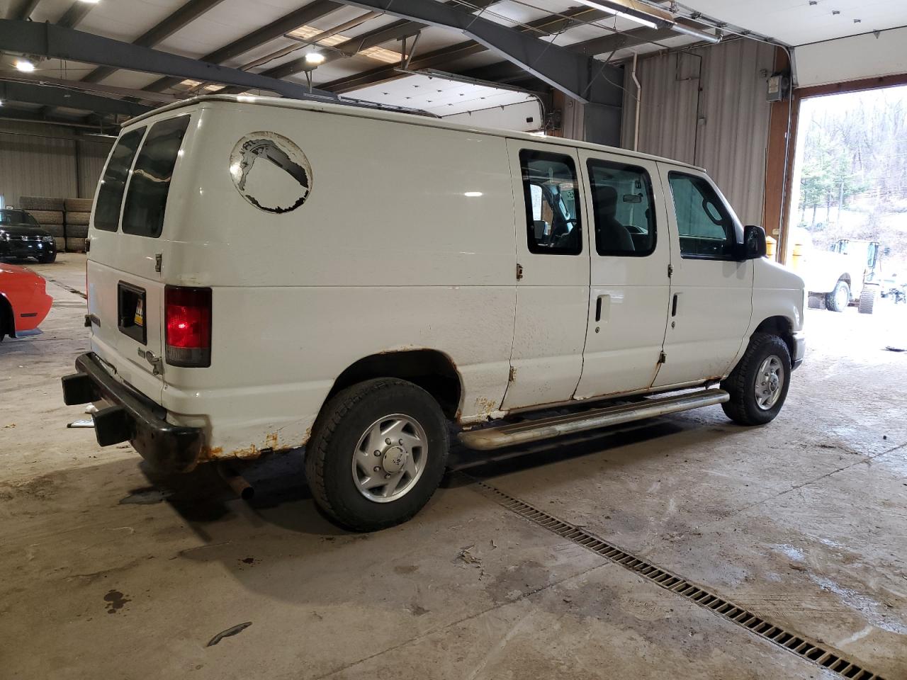 2010 Ford Econoline - Image 3