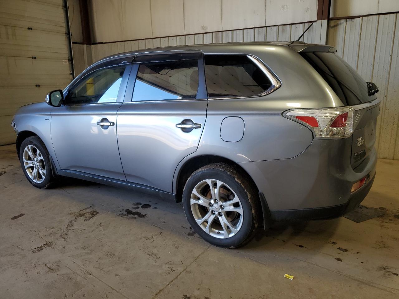 2014 Mitsubishi Outlander - Image 2