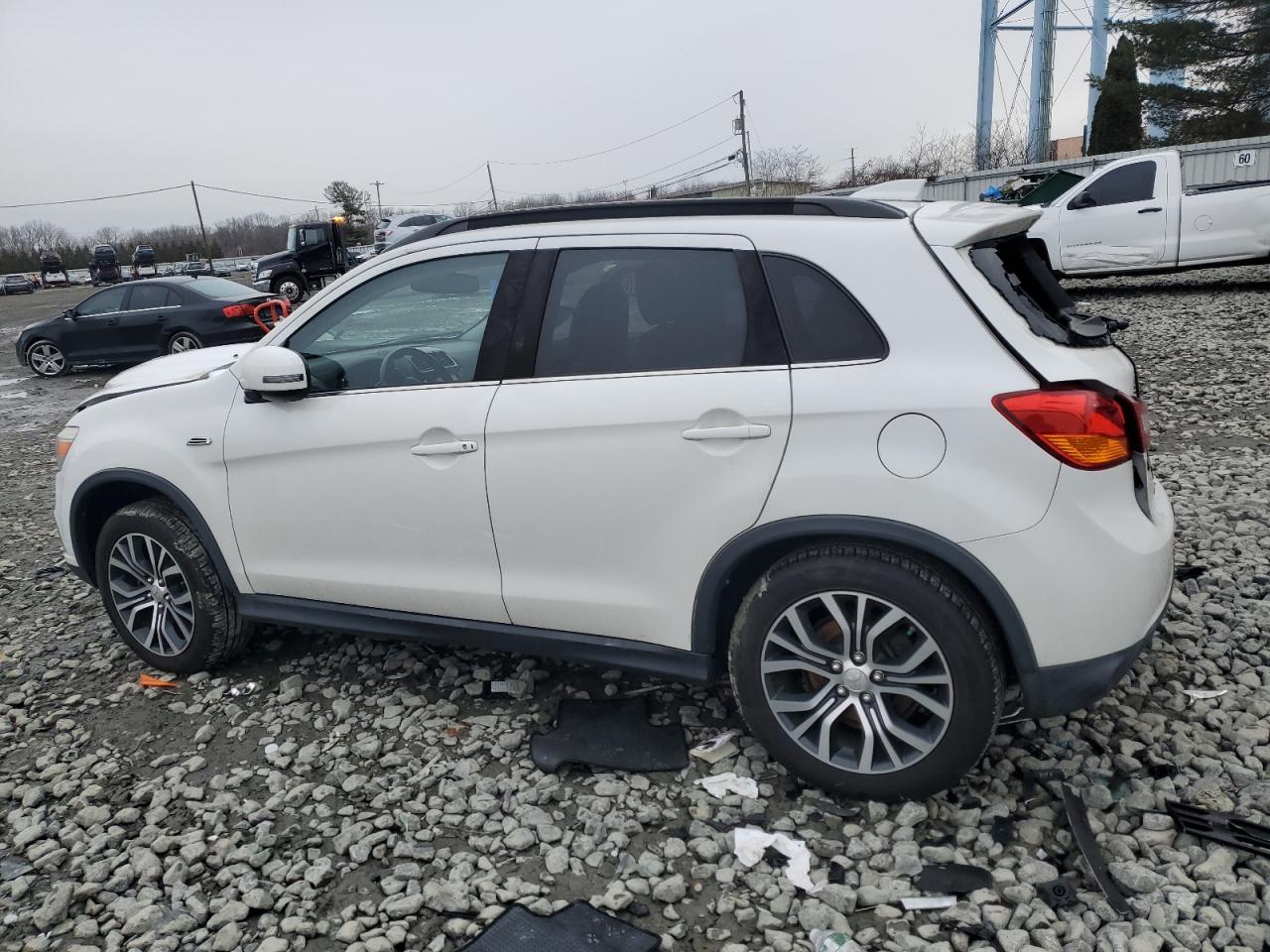 2017 Mitsubishi Outlander - Image 2
