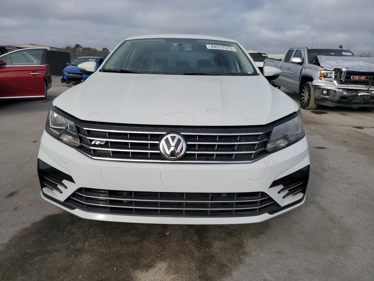 2017 Volkswagen Passat - Image 5