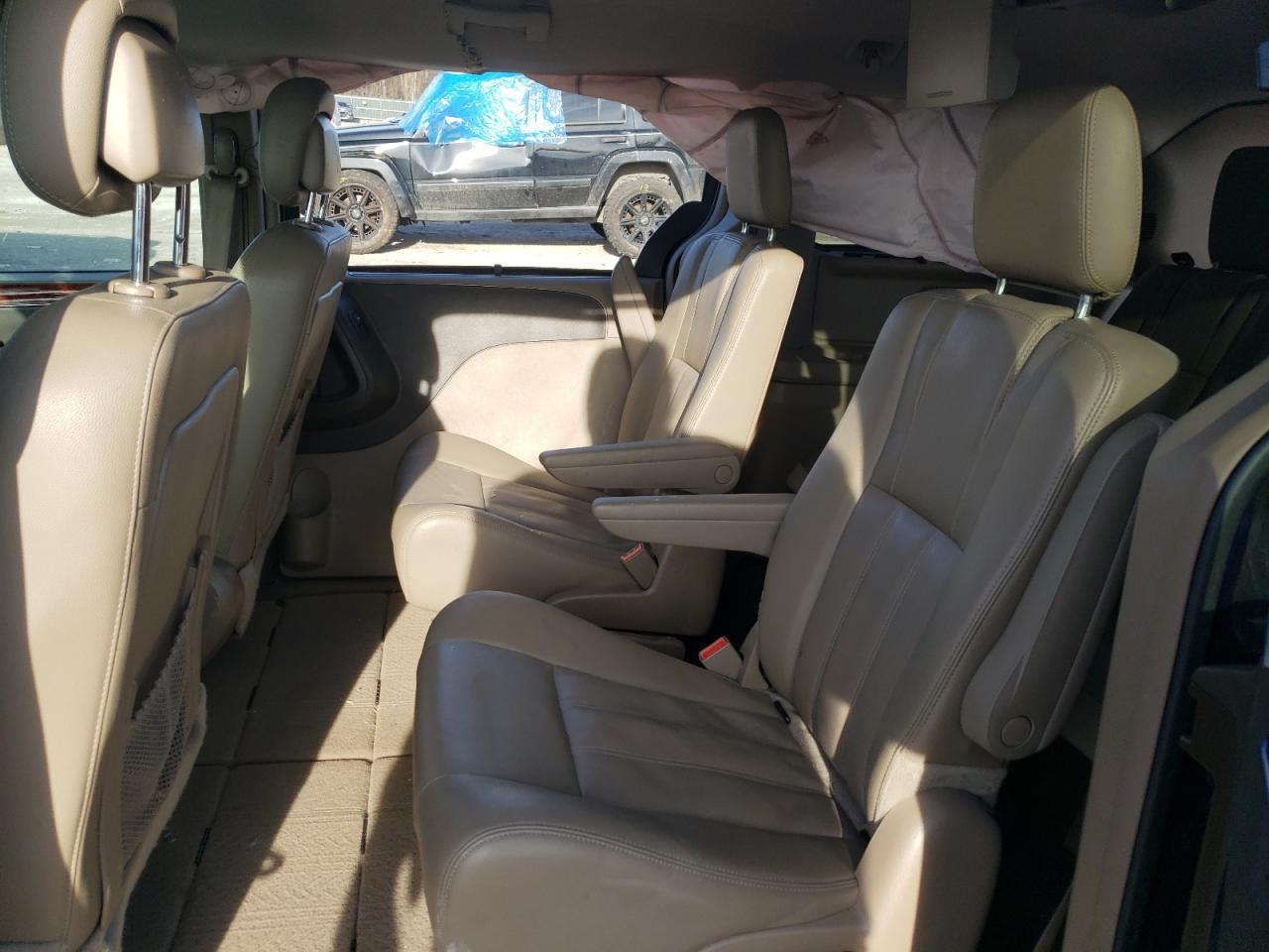 2016 Chrysler Town & Country - Image 12