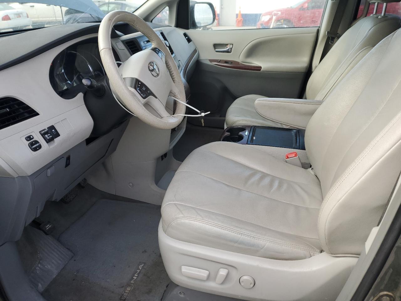 2012 Toyota Sienna - Image 7