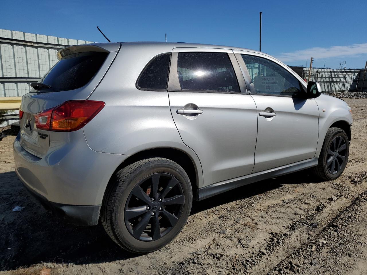 2015 Mitsubishi Outlander - Image 3
