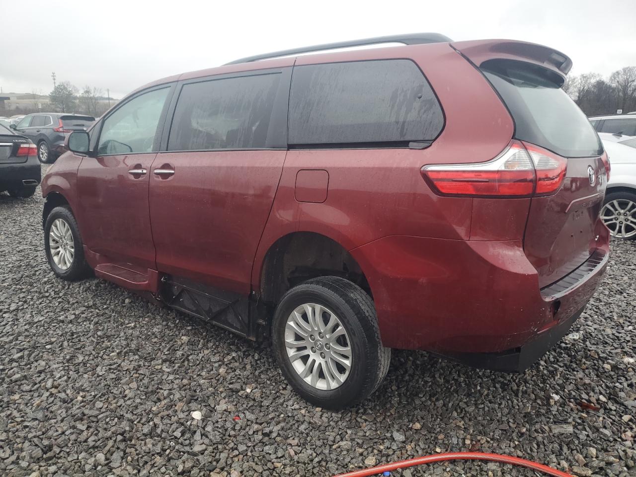 2017 Toyota Sienna - Image 2