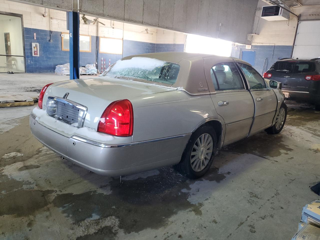 2004 Lincoln Town Car - Image 3