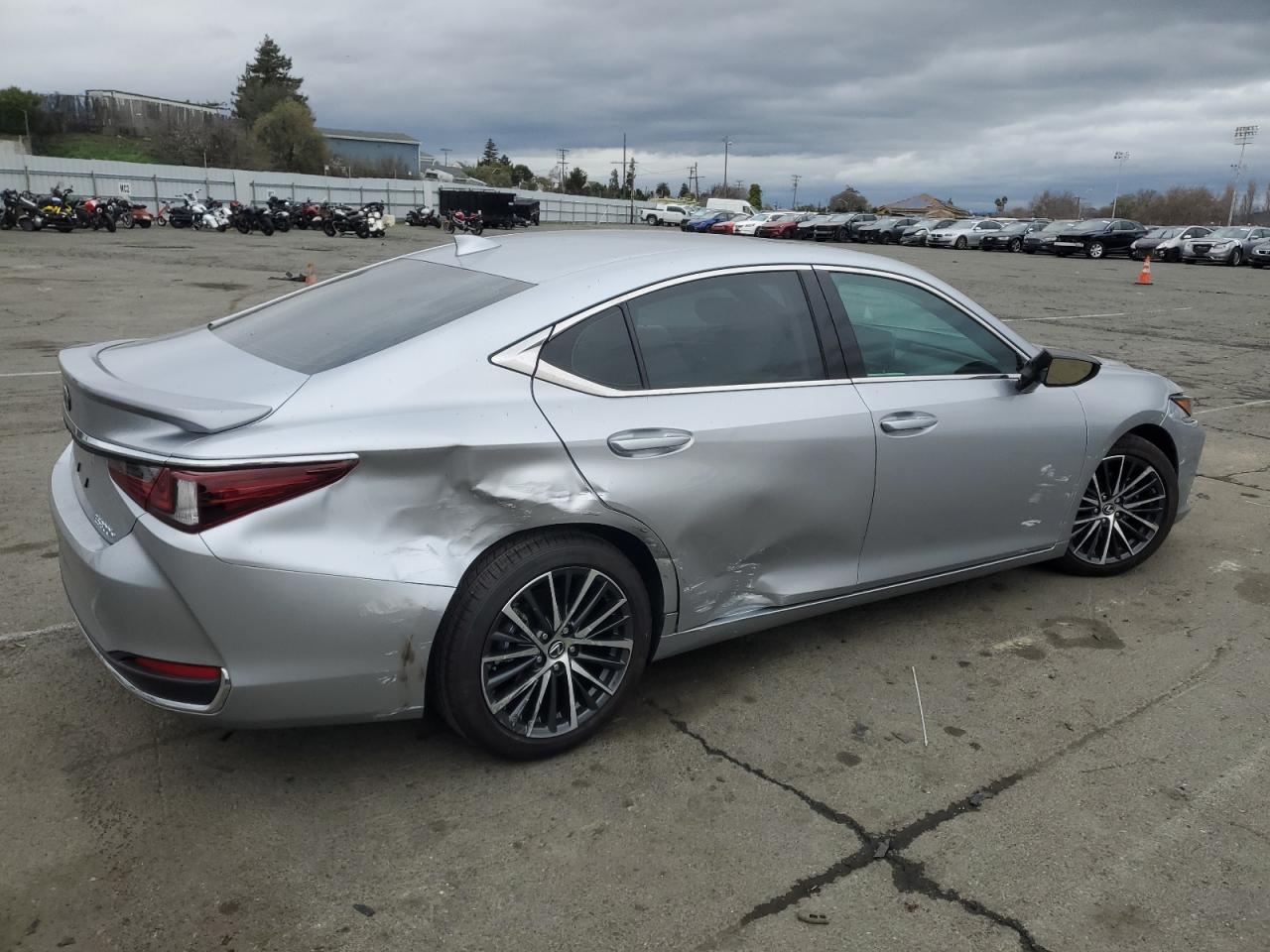 2024 Lexus ES - Image 3