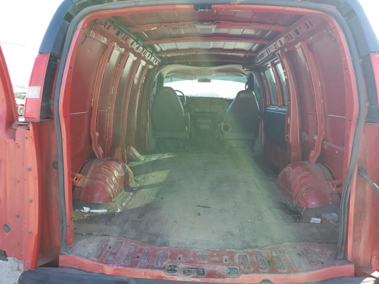 2005 Chevrolet Express - Image 11