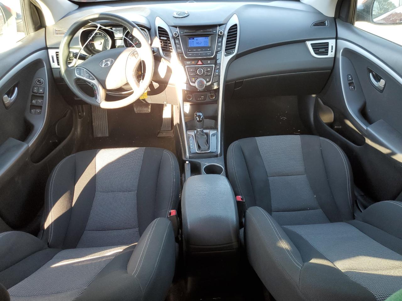 2017 Hyundai Elantra - Image 8