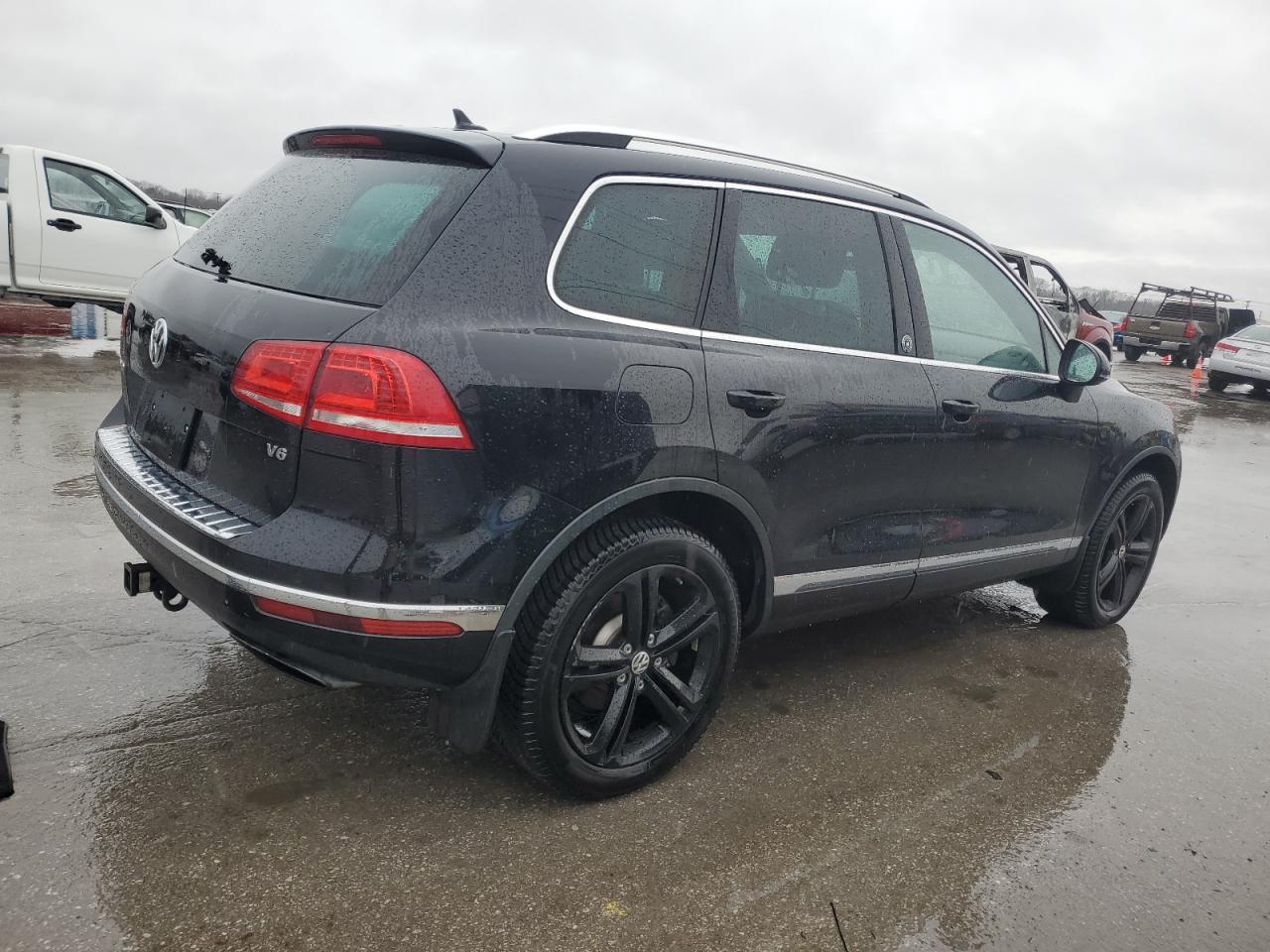2017 Volkswagen Touareg - Image 3