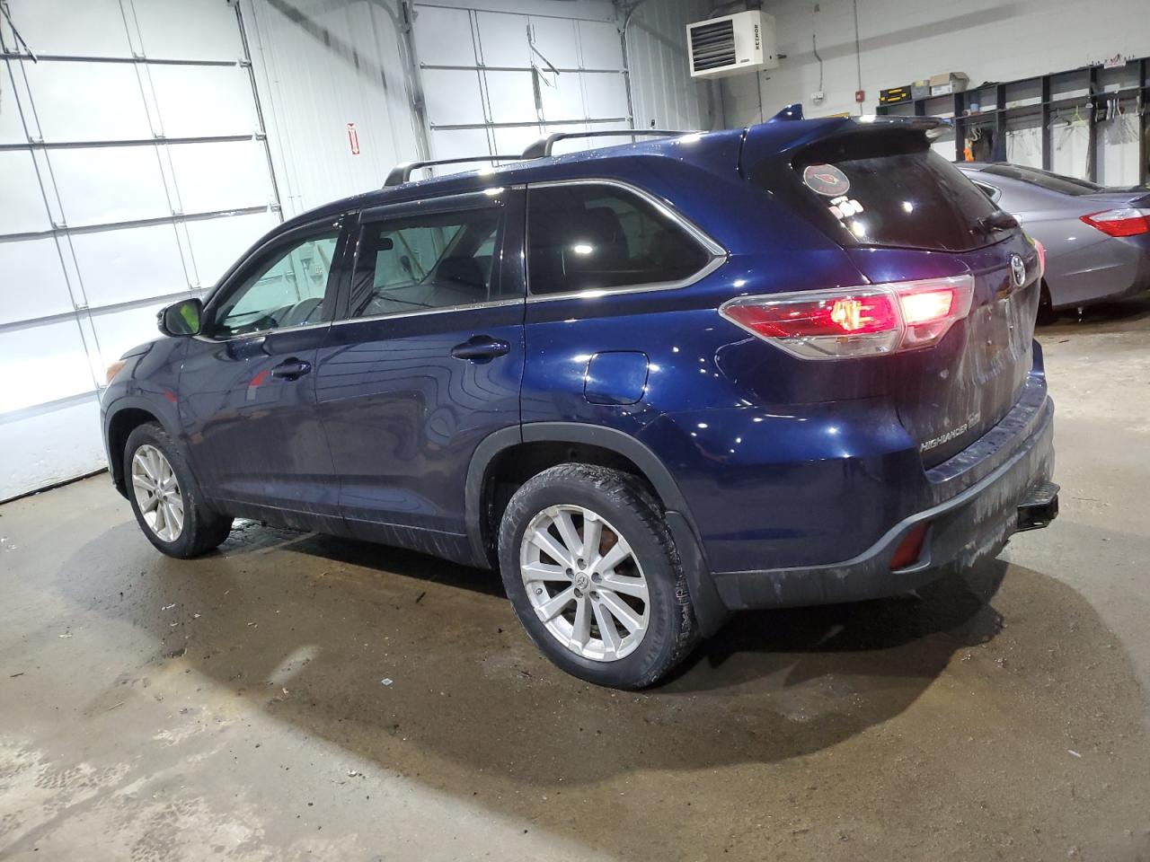 2015 Toyota Highlander - Image 2