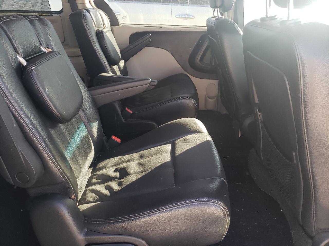 2015 Chrysler Town & Country - Image 11
