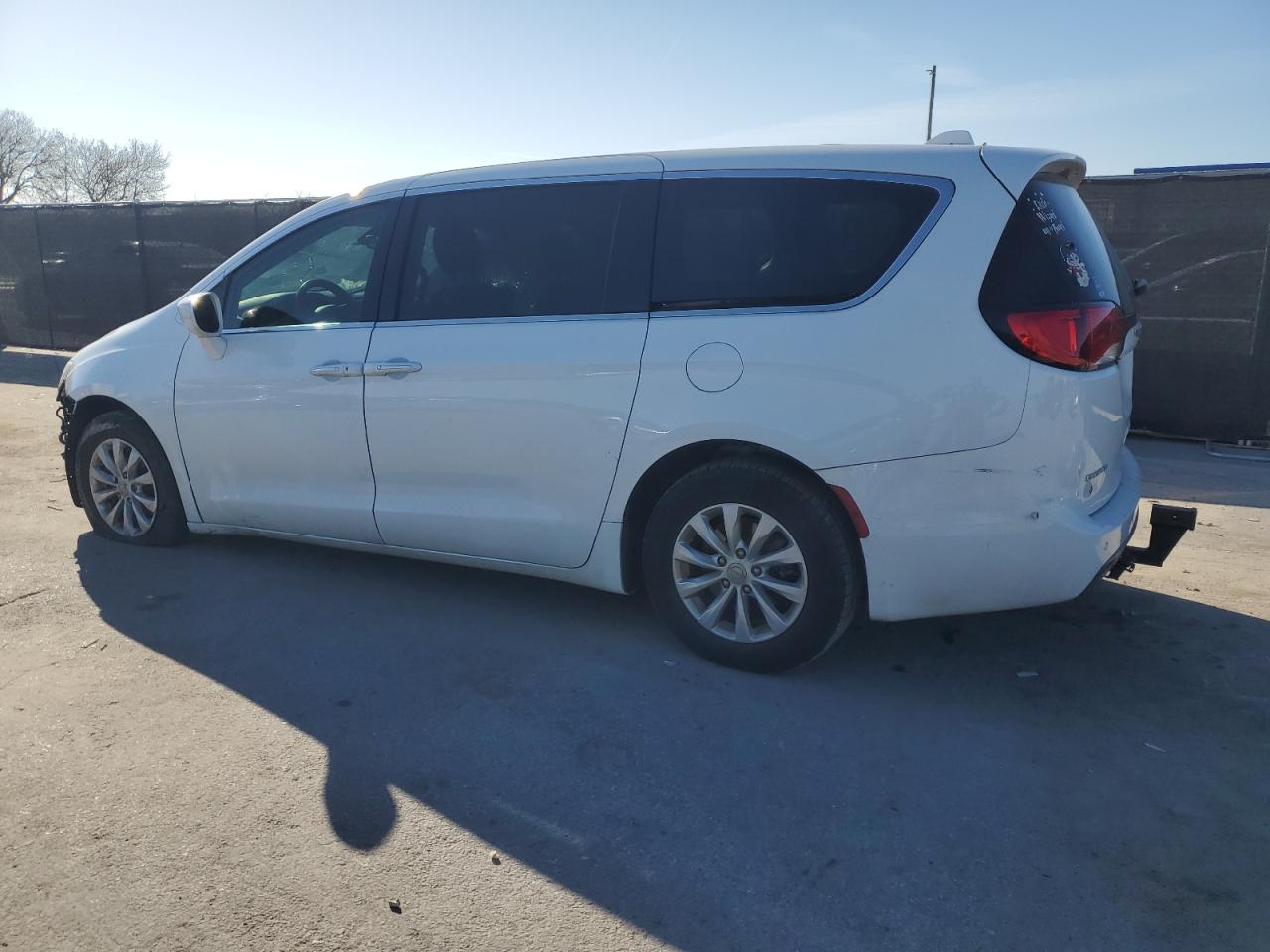 2018 Chrysler Pacifica - Image 2