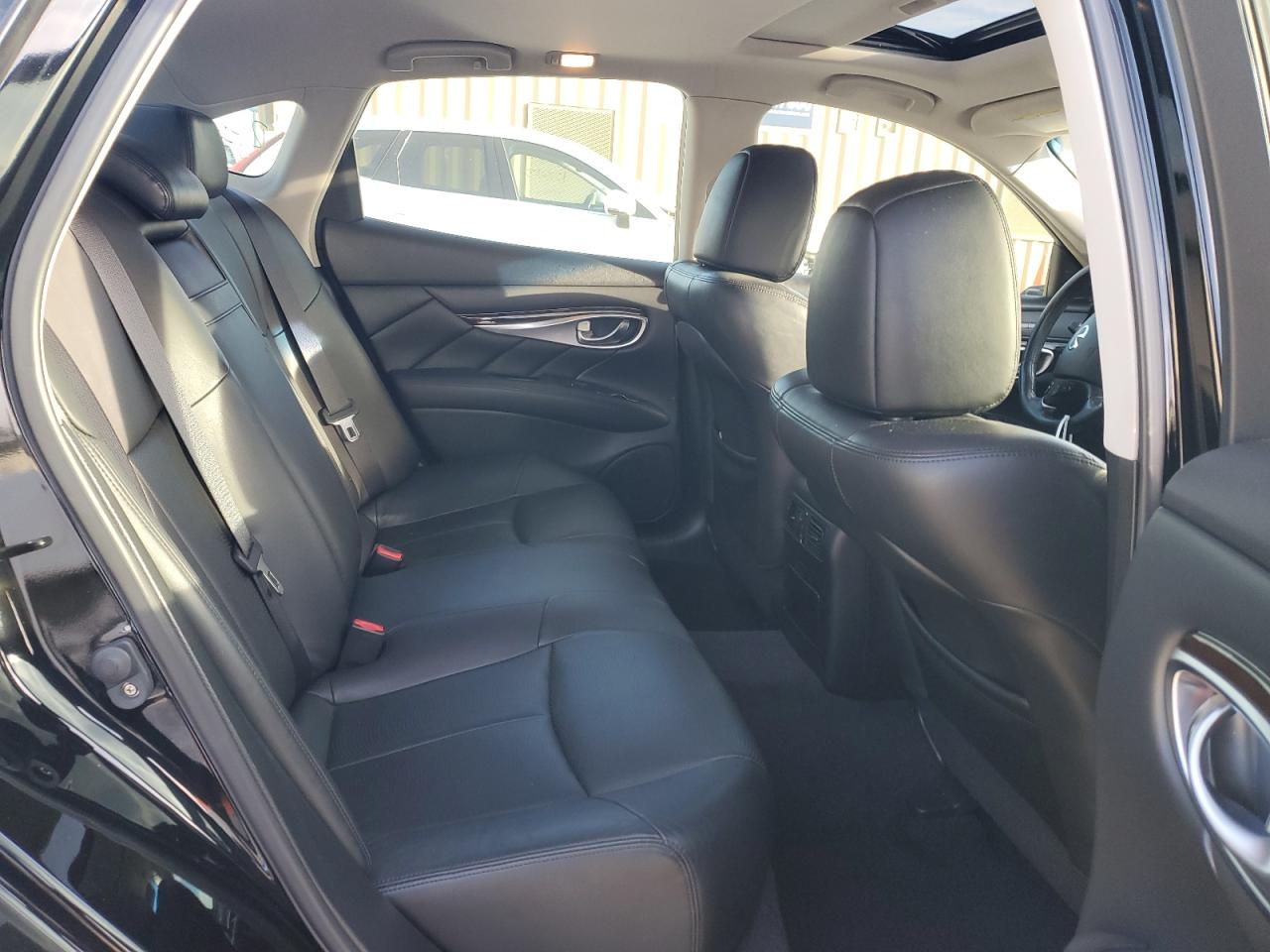 2013 Infiniti M - Image 10