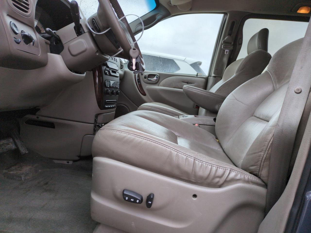 2001 Chrysler Town & Country - Image 7