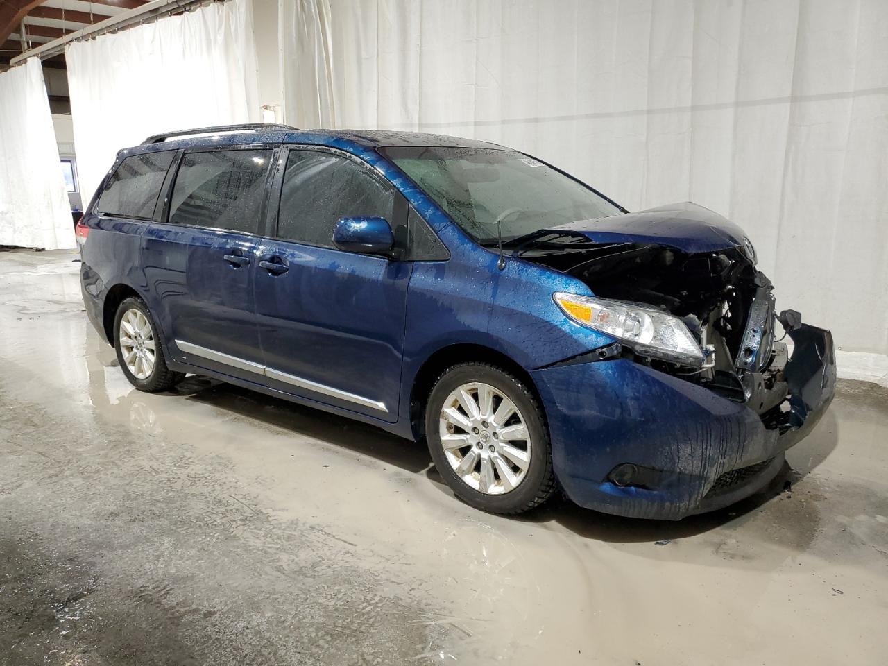 2012 Toyota Sienna - Image 4