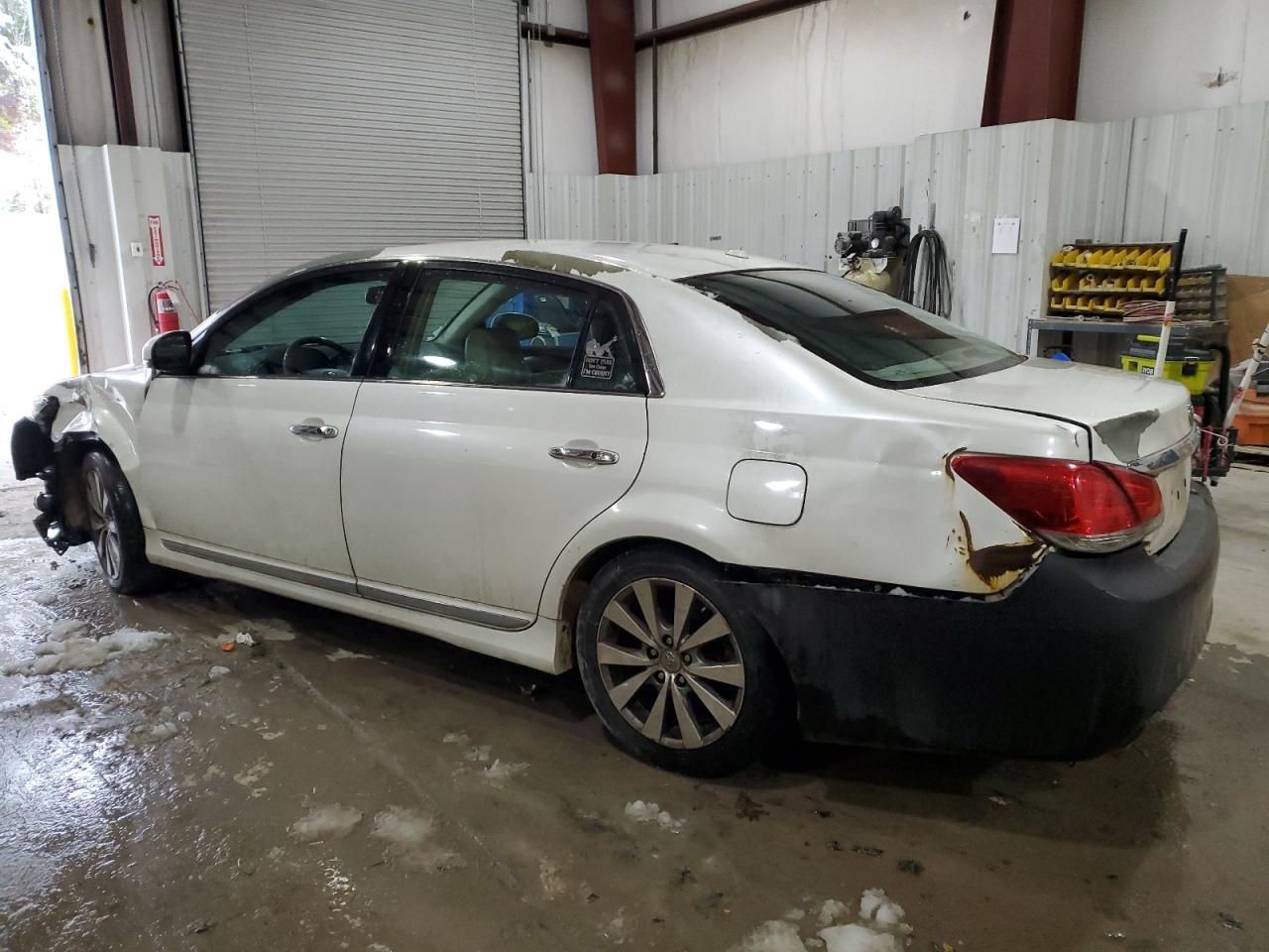 2011 Toyota Avalon - Image 2