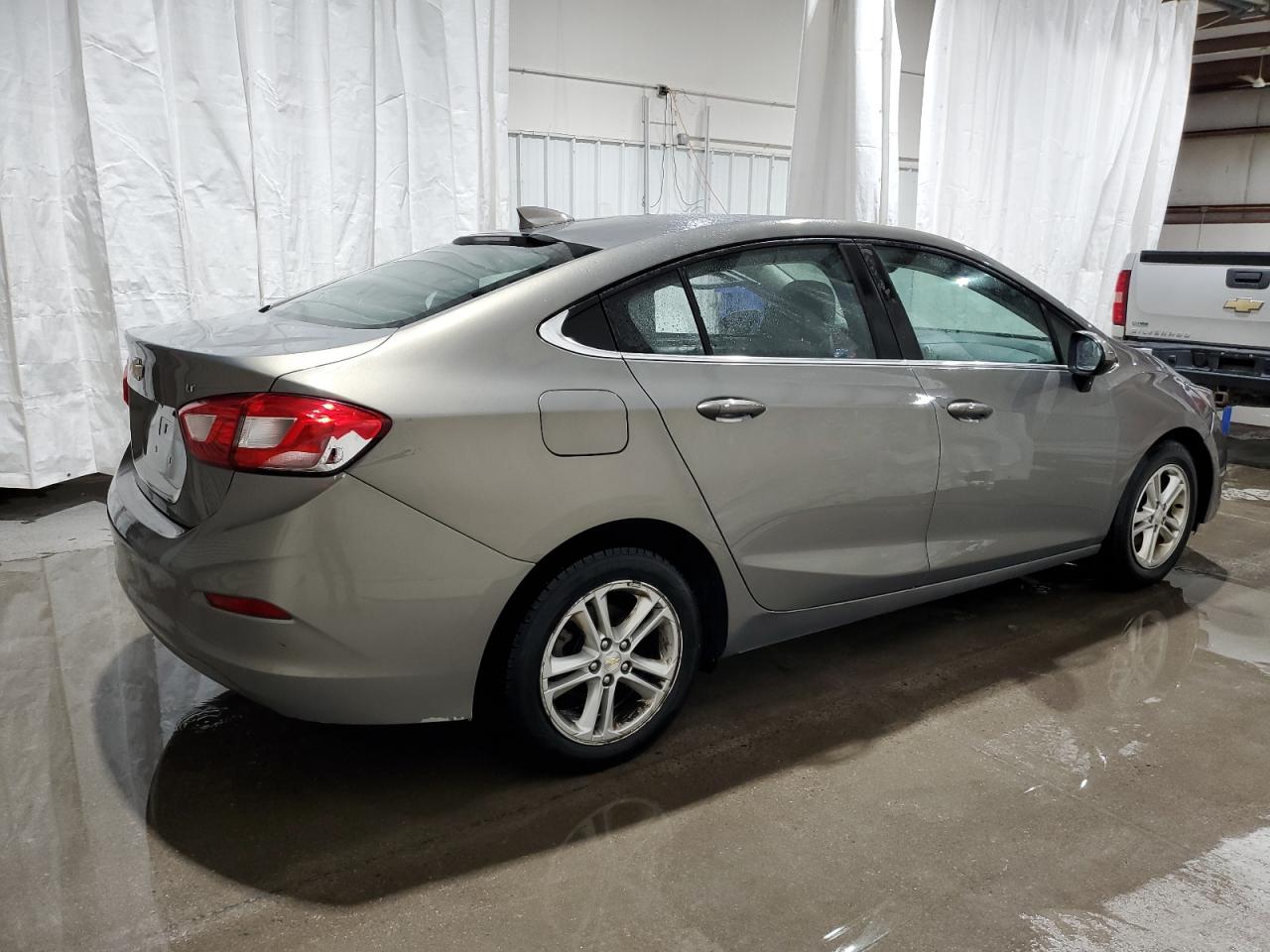 2018 Chevrolet Cruze - Image 3