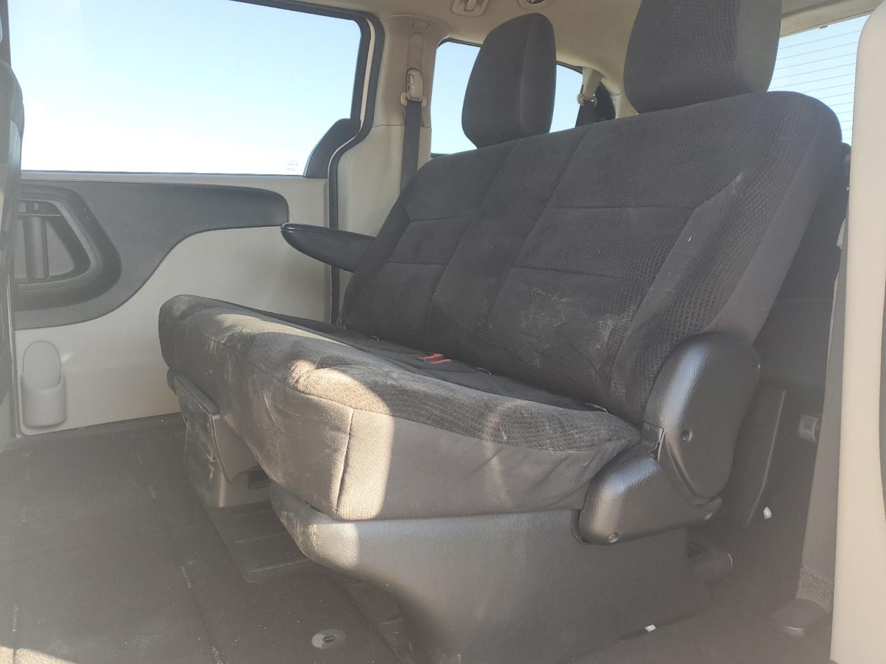 2018 Dodge Caravan - Image 11