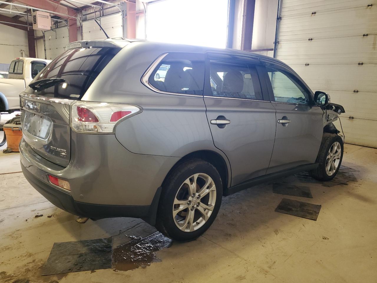 2014 Mitsubishi Outlander - Image 3
