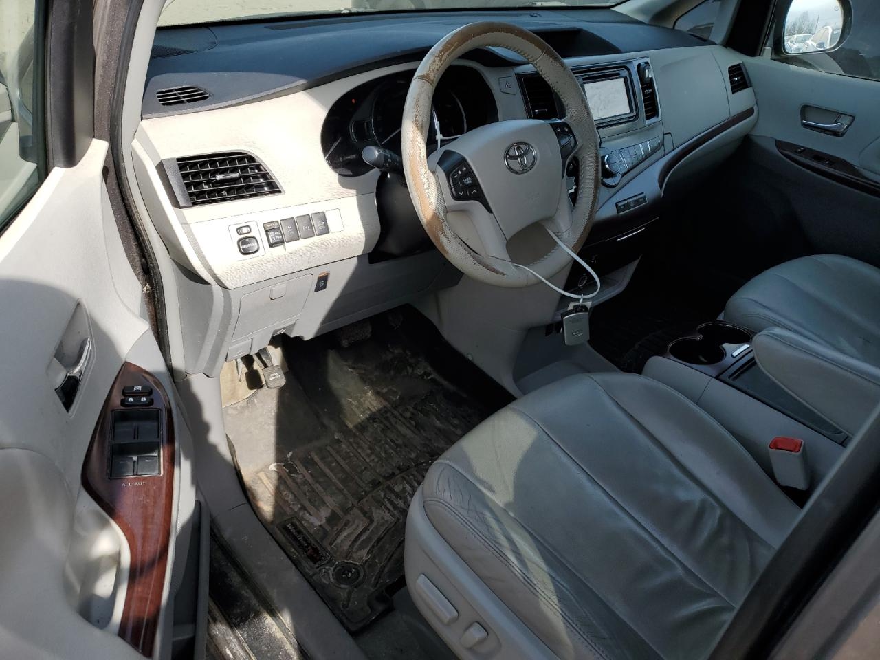2014 Toyota Sienna - Image 8