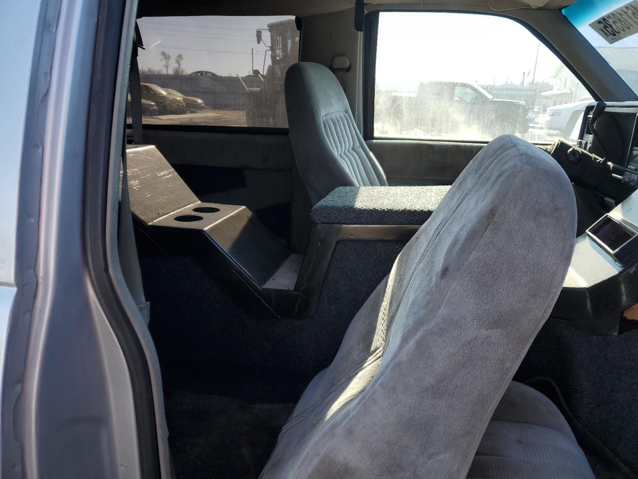 1993 GMC Yukon VIN: 1GKEK18K3PJ741909 Lot: 46118535